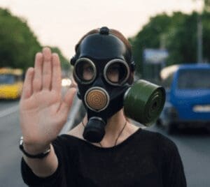Mulher vestindo máscara contra substancias tóxicas