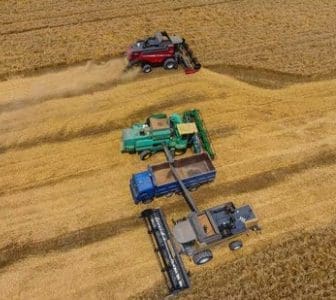 Máquinas agrícolas passando no solo