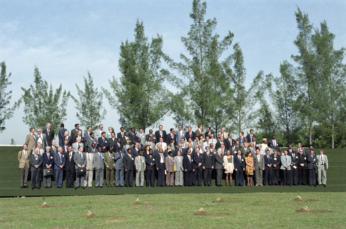 Foto oficial dos chefes de delegações na ECO-92 : ONU e Sustentabilidade