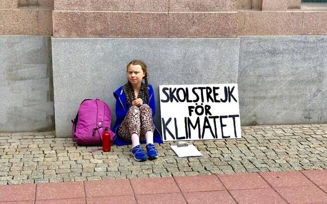 Greta  em frente ao Parlamento Sueco