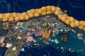 Retirada de lixo plástico dos oceanos