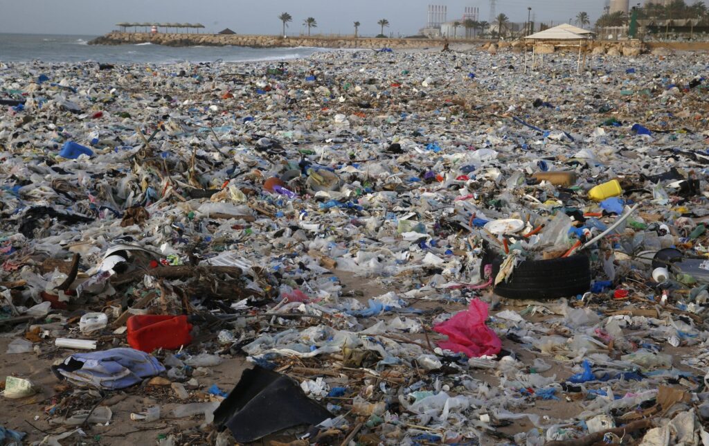 Lixo nas praias - causas da poluição nos oceanos