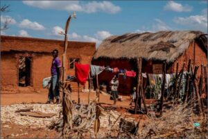 Casas simples com famílias desamparadas evidencia a pobreza rural no Brasil e no mundo