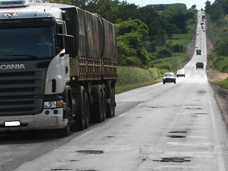 Rodovias sem cuidados são muito comuns no Brasil