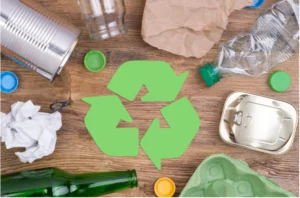 Em uma mesa estão expostos vários itens que podem ser enviados para a reciclagem