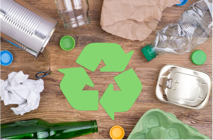 Em uma mesa estão expostos vários itens que podem ser enviados para a reciclagem