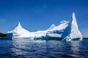 Iceberg flutuando no oceano