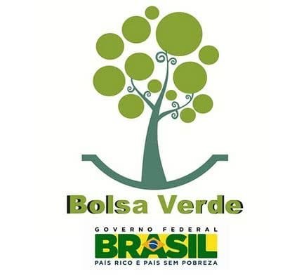 Logo do programa bolsa verde, uma árvore sustentada por um sorriso.