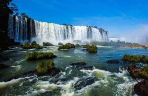 Parque Nacional do Iguaçu e sua extensa queda d'água, céu azul