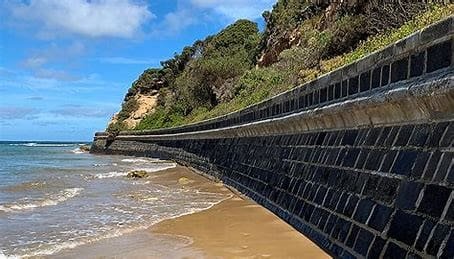 Estrutura de concreto construída na areia da praia para promover a proteção de áreas áreas costeiras, evitando a erosão.