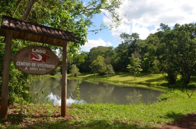 Caminho ao centro de visitantes no Lago Azul