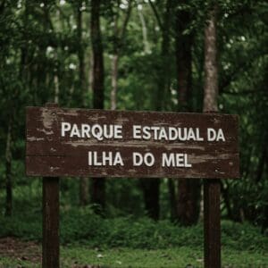 Parque Estadual da Ilha do Mel, placa de madeira grava com o nome do parque.