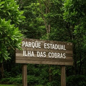 Parque Estadual Ilha das Cobras, imagem digital de placa de madeira grava com o nome do parque.