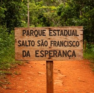 Parque Estadual Salto São Francisco da Esperança, placa em madeira gravada com o nome do parque.