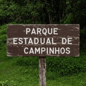 Parque Estadual de Campinhos, placa de madeira gravada com o nome do parque.