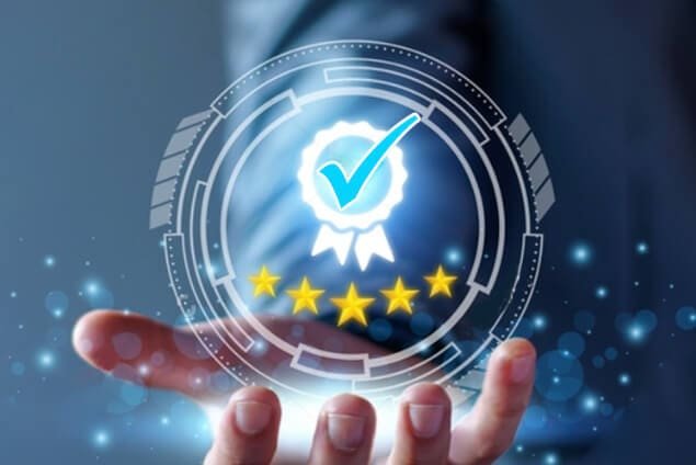 Imagem de uma mão segurando uma certificação positiva, cinco estrelas, simbolizando as Certificações ambientais