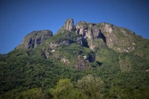 Parque Estadual da Graciosa, alta serra rochosa rodeada por vegetação densa