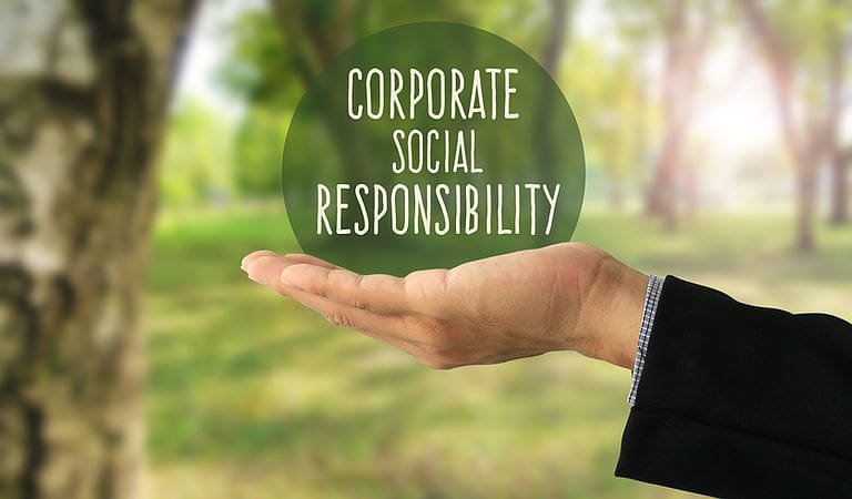 Uma mão estendida sustenta a frase Responsabilidade ambiental empresarial, convocando o mundo corporativo à ação