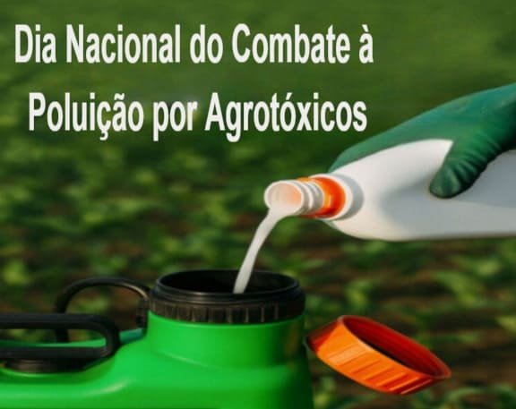 Uma pessoa com luva verde derrama agrotóxico em um pulverizador, em letras brancas está escrito: Dia Nacional do Combate à Poluição por Agrotóxicos