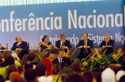 Uma plenária composta de políticos e articuladores em um auditório na 1ª Conferência Nacional do Meio Ambiente.