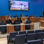 Registro da 3ª Conferência do Meio Ambiente, uma tribuna com várias pessoas em um auditório.