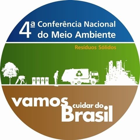 Logo da 4ª Conferência Nacional do Meio Ambiente - CNMA, um círculo nas cores azul onde tem o título, verde com desenhos em branco de um caminhão transportando resíduo recicláveis, lixeiras de coleta seletiva, um trabalhador do campo e a cidade, abaixo dessa ilustração, uma parte marron escrita em branco: "vamos cuidar do Brasil".
