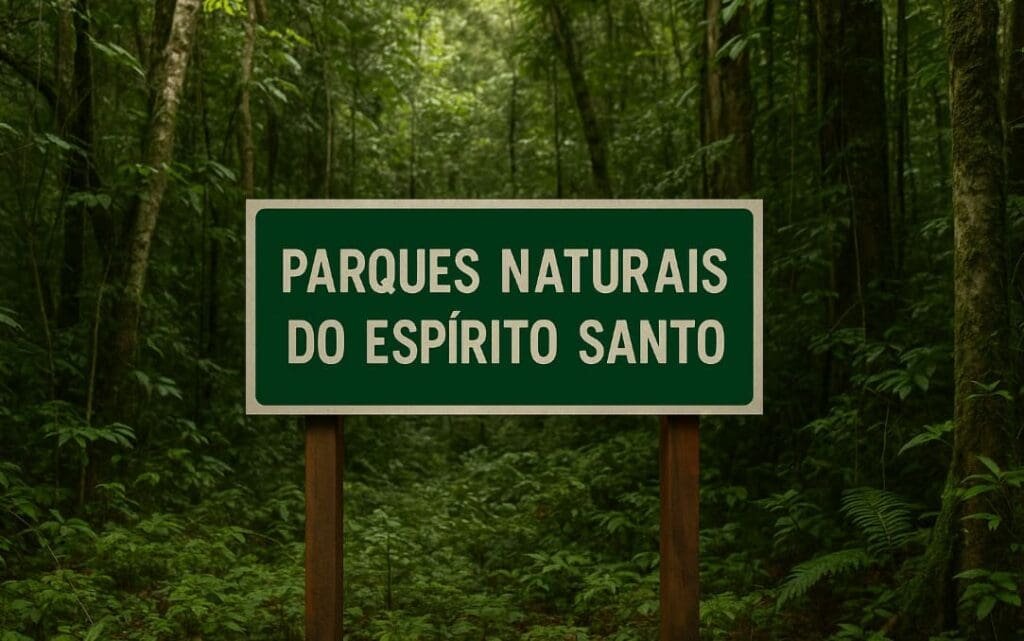 Placa de madeira exibe: Parques Naturais do Espírito Santo em meio a floresta densa
