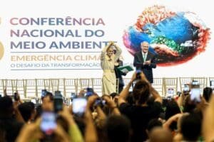 Conferência Nacional do Meio Ambiente, Marina Silva e Geraldo Alckmin em cima de uma tribuna, sendo aplaudidos pelo público. Conferências e declarações globais são fundamentais para o entendimento do mundo. Navegue por conteúdos que esclarecem esses conceitos essenciais.