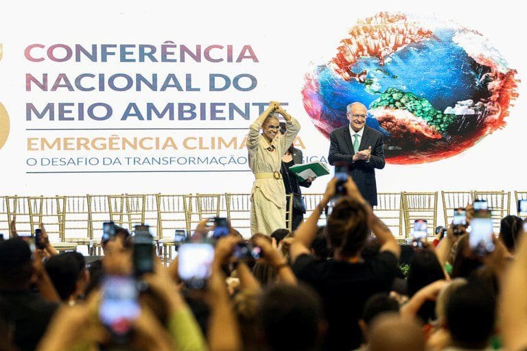 Conferência Nacional do Meio Ambiente, Marina Silva e Geraldo Alckmin em cima de uma tribuna, sendo aplaudidos pelo público. Conferências e declarações globais são fundamentais para o entendimento do mundo. Navegue por conteúdos que esclarecem esses conceitos essenciais.