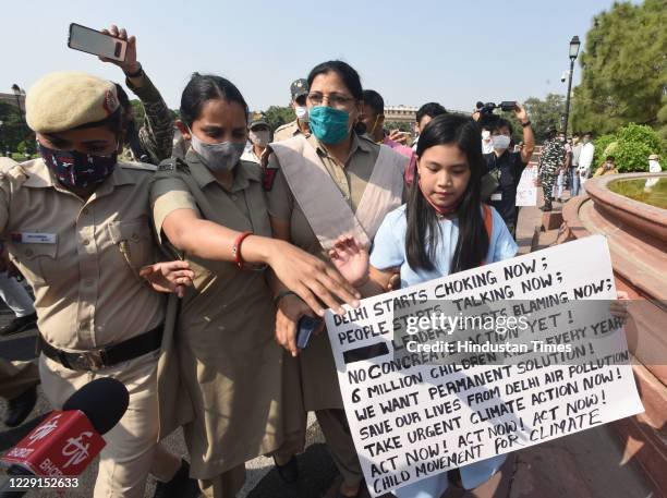 NOVA DÉLHI, ÍNDIA - 18 DE OUTUBRO: Licypriya Kangujam, uma menina de 9 anos, com outras crianças segurando uma faixa, organiza um protesto na área de Vijay Chowk contra a poluição do ar na capital do país