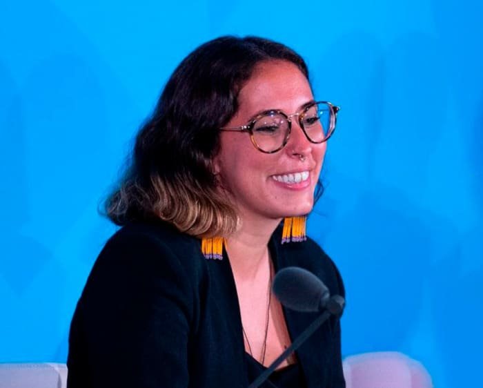 Paloma Costa Oliveira sorrindo poir ter sido eleita para representar o Brasil na ONU