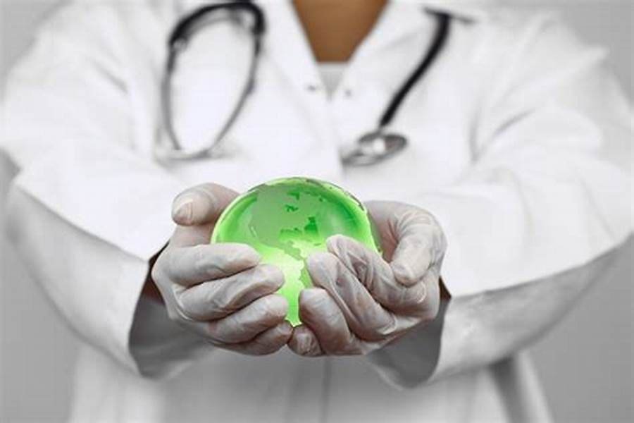 um médico segura com as duas mãos um globo Saúde ambiental terrestre esverdeado que representa a saúde ambiental do planeta