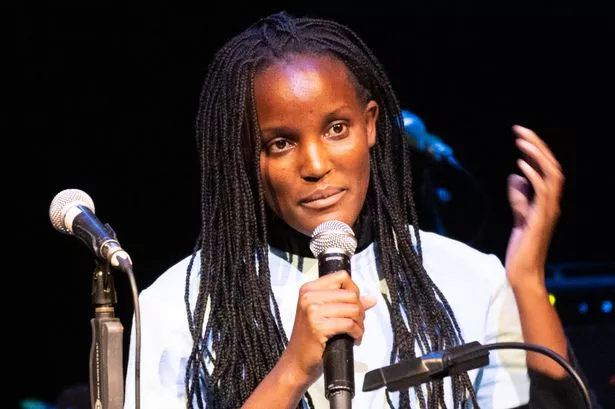 Vanessa Nakate de Uganda, defendendo questões relativas às mudanças climáticas