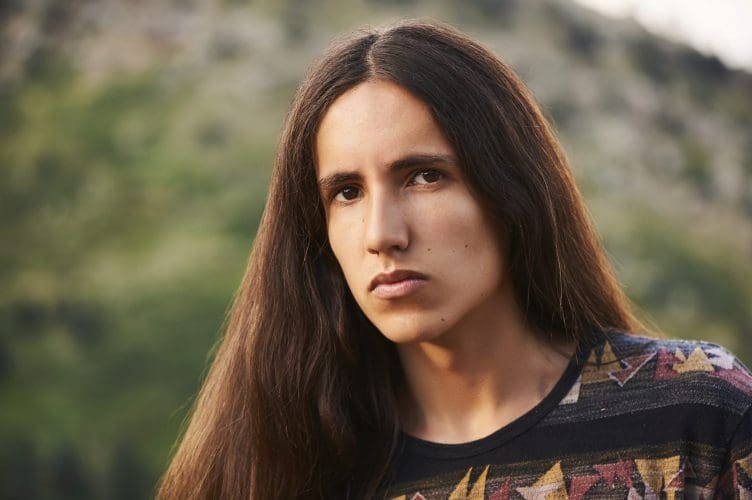 O ativista indígena Xiuhtezcatl Martinez, com seus cabelos longo e olhar firme luta para a proteção ambiental no mundo