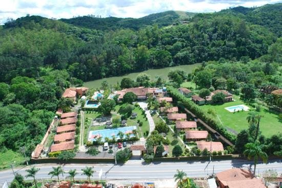 Refugio com cabanas envoltas com muita mata em estrutura hoteleira para ecoturismo rural