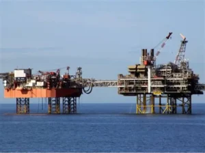 Plataforma em mar aberto para produção de gás offshore em águas profundas