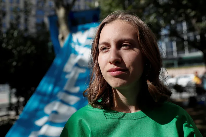 Alexandria Villaseñor vestindo uma blusa verde em movimento ambiental