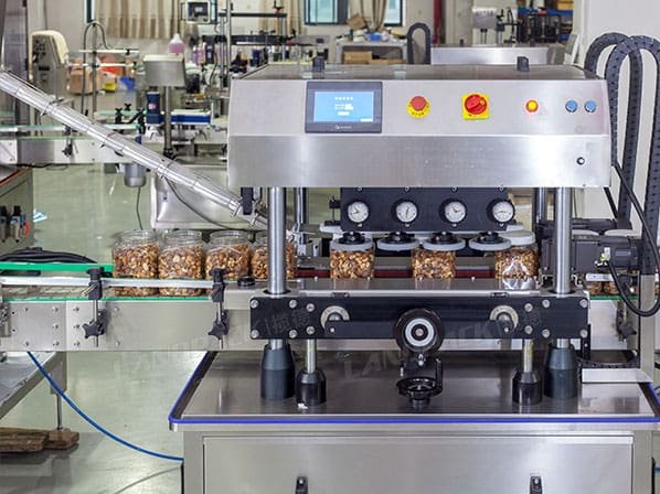 Máquinas em plena produção de alimentos industrializados
