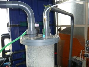 Sintema com tanque e tubos mostram como funciona a biofiltração.