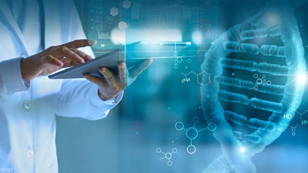 um biomédico analisando dados do genoma humano para a biomedicina