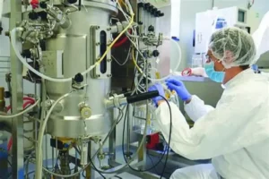 Um bioengenheiro aplica a biotecnologia industrial na fábrica