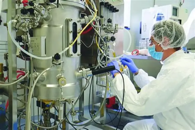 Um bioengenheiro aplica a biotecnologia industrial na fábrica