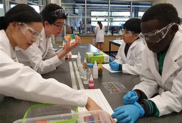 Alunos estudam com kits de biotecnologias para educação