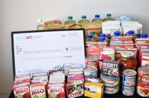 Um balcão com diversas latas e um tablet mostrando a conta, evidenciam o consumo insustentável.