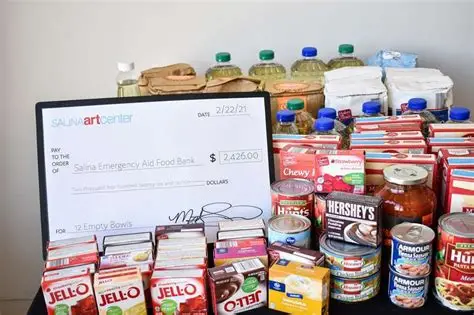 Um balcão com diversas latas e um tablet mostrando a conta, evidenciam o consumo insustentável.