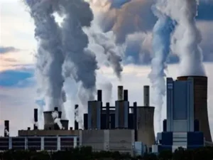 Chaminés de fábricas expelindo gases poluentes