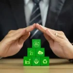 Homem de terno colocando as mão sobre blocos com temas ambientais demonstrando responsabilidade administrativa ambiental