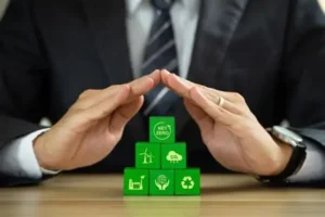 Homem de terno colocando as mão sobre blocos com temas ambientais demonstrando responsabilidade administrativa ambiental