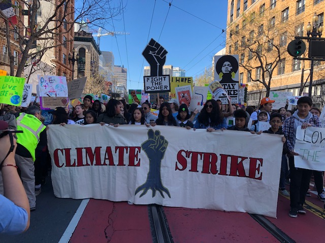 Jovens reunidos nos Estados Unido protestando no movimento US Youth Climate Strike