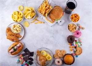 Vários alimentos ultraprocessados estão dispostos em círculo em uma mesa